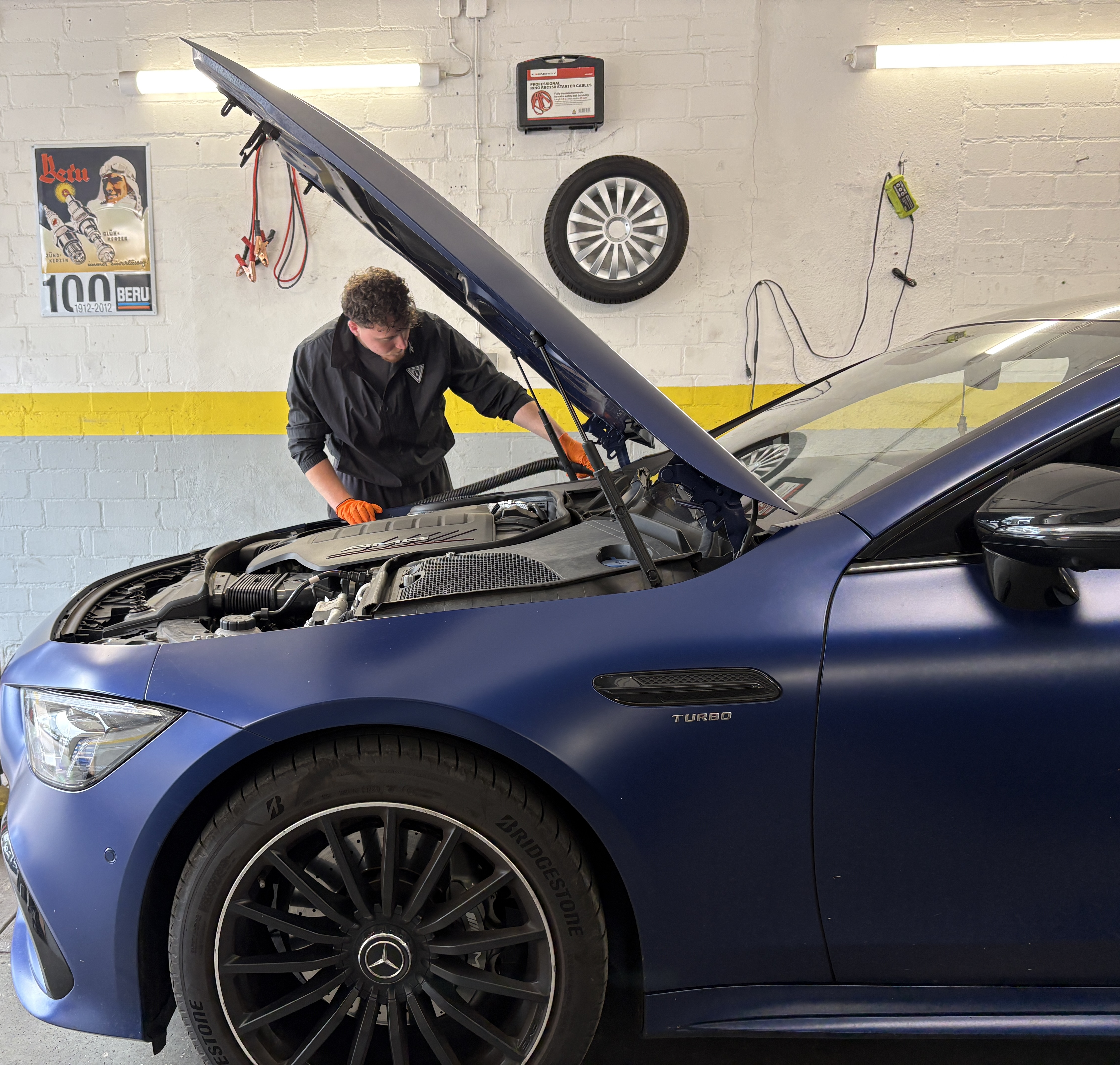 Unser Mechaniker prüft den Motorraum eines Mercedes-AMG
