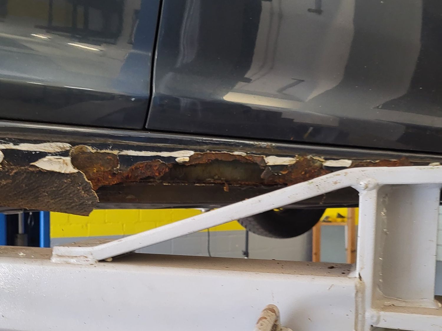 Schweller vorher: Rost und abgeplatzter Lack